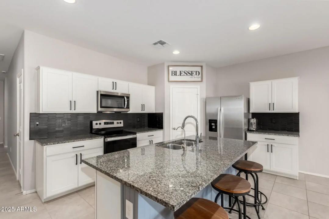 Real Estate Picture 4