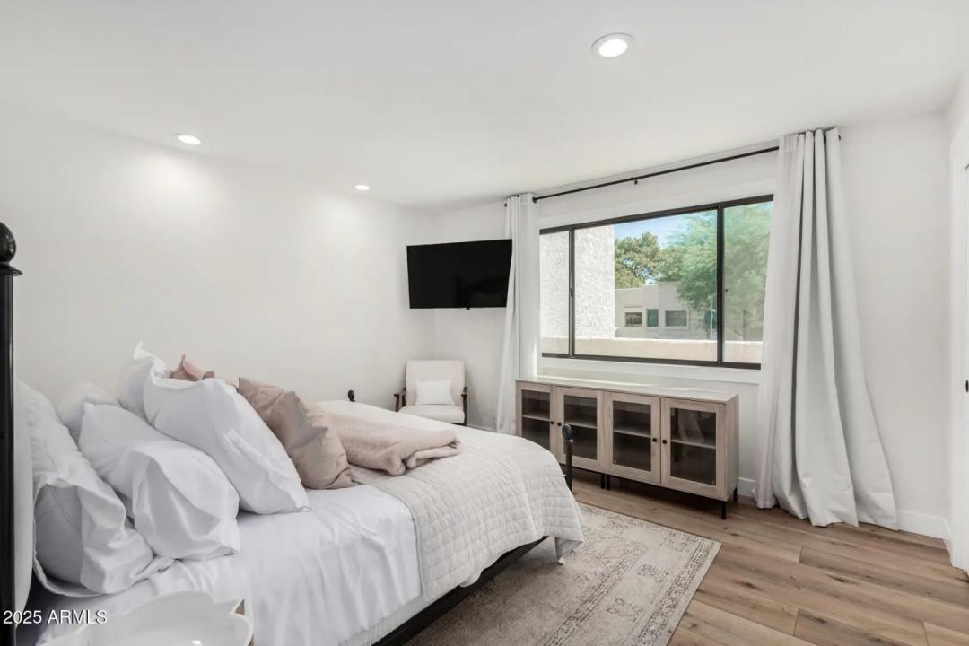 Real Estate Picture 23