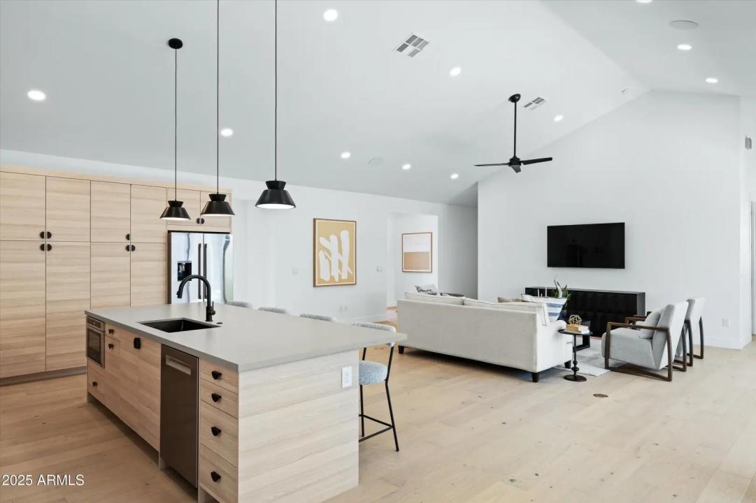Real Estate Picture 4