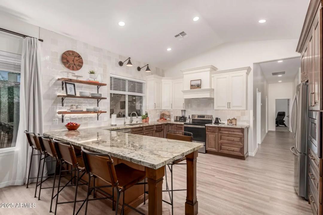 Real Estate Picture 12