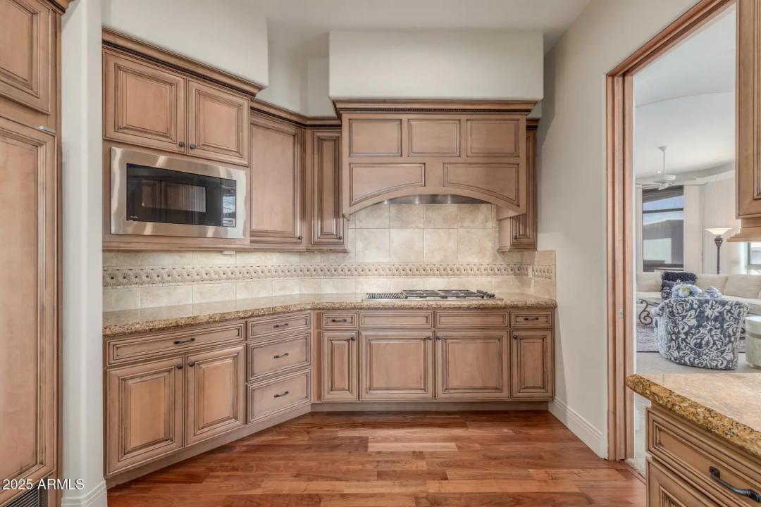 Real Estate Picture 8