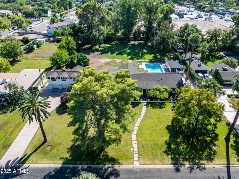Real Estate Picture 3