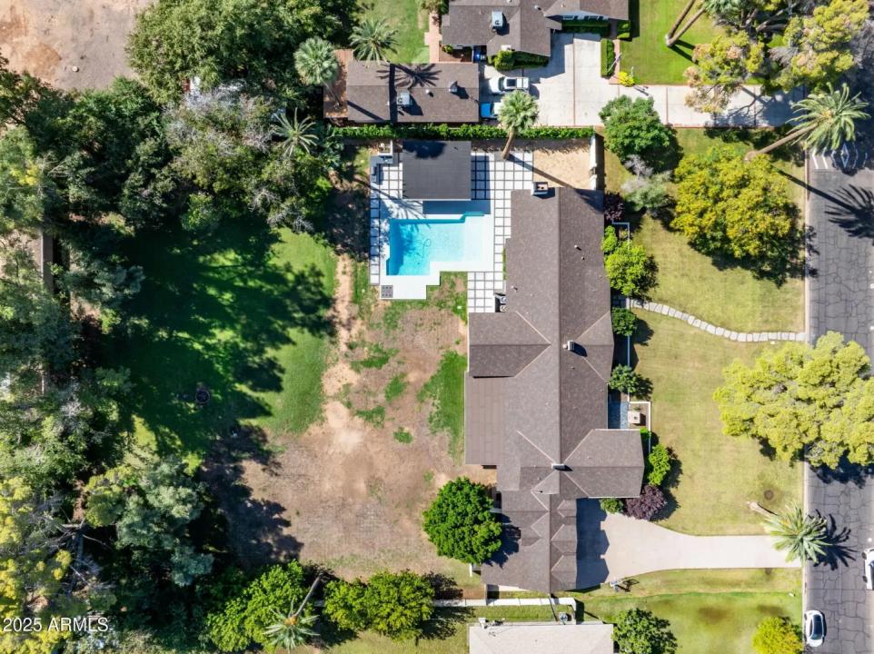 Real Estate Picture 4