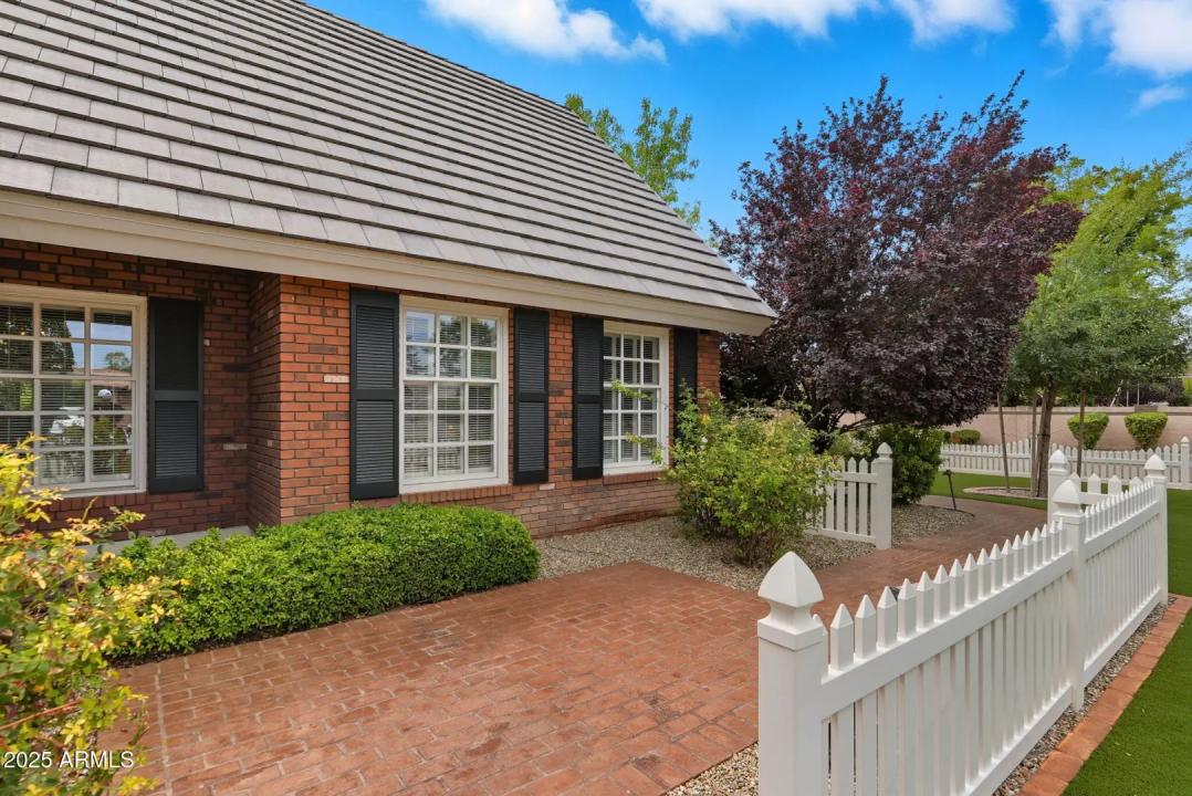 Real Estate Picture 7