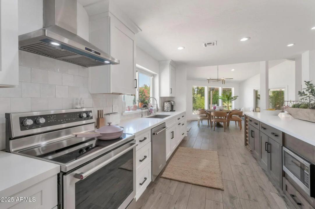 Real Estate Picture 4