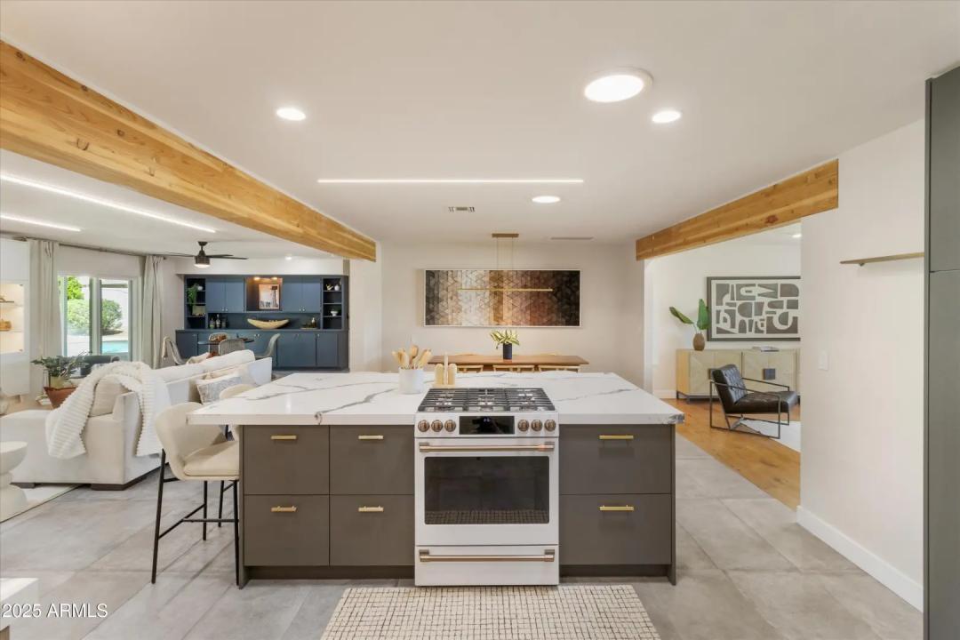 Real Estate Picture 12