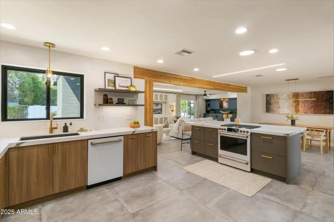 Real Estate Picture 11