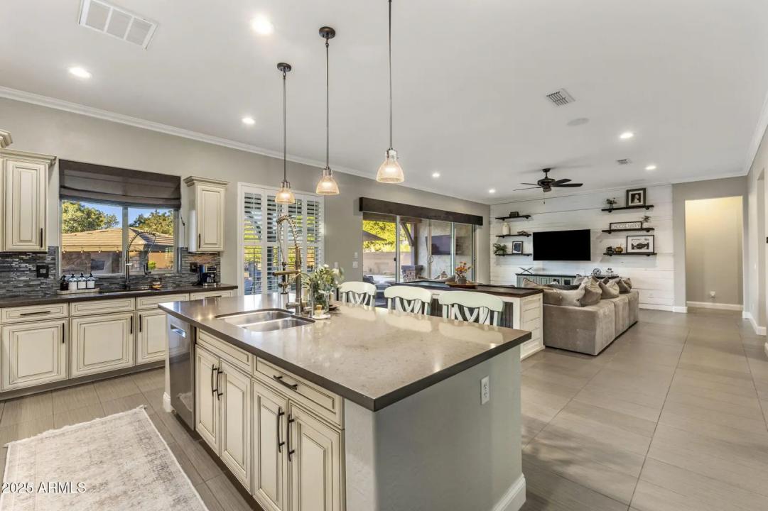 Real Estate Picture 11
