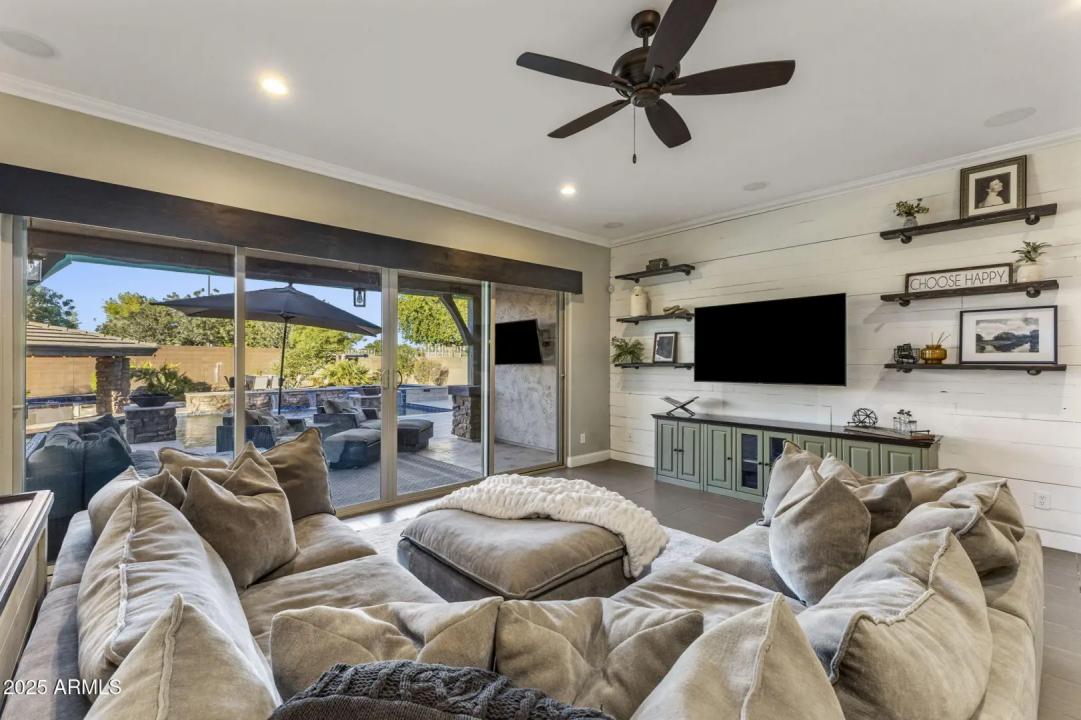 Real Estate Picture 12