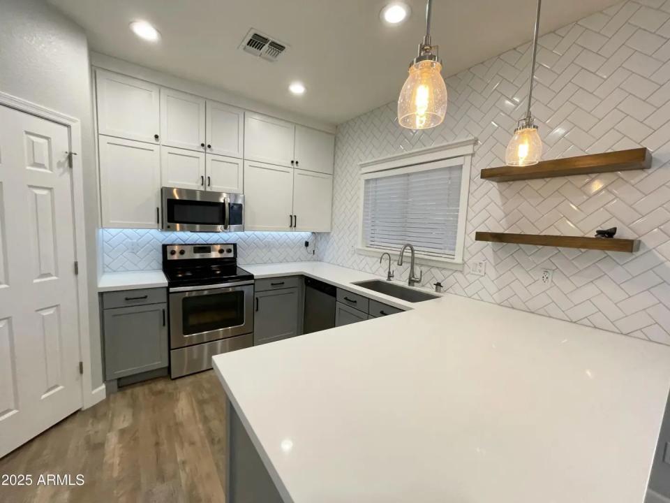 Real Estate Picture 11