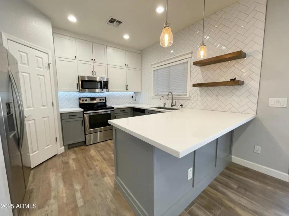 Real Estate Picture 14
