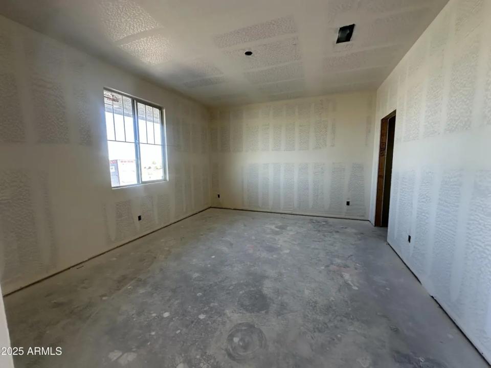 Real Estate Picture 4
