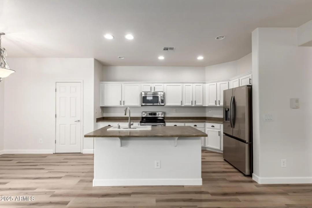 Real Estate Picture 14