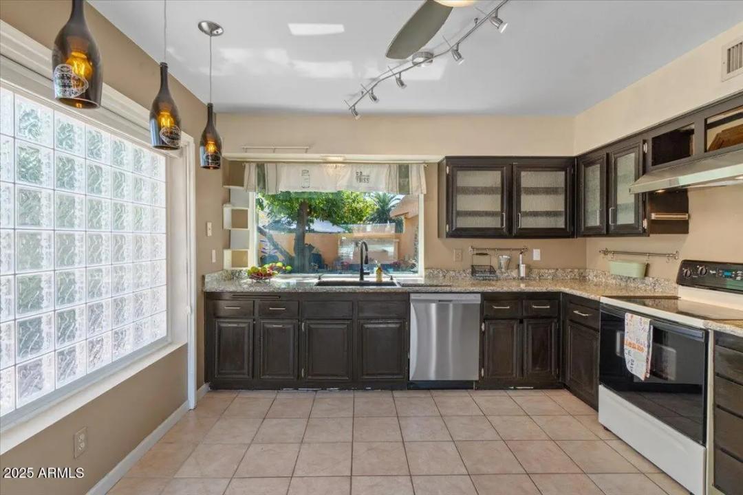 Real Estate Picture 11
