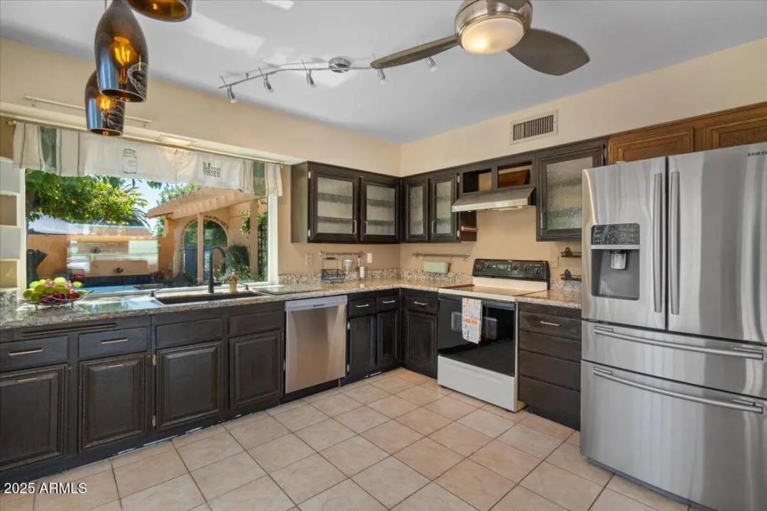 Real Estate Picture 12