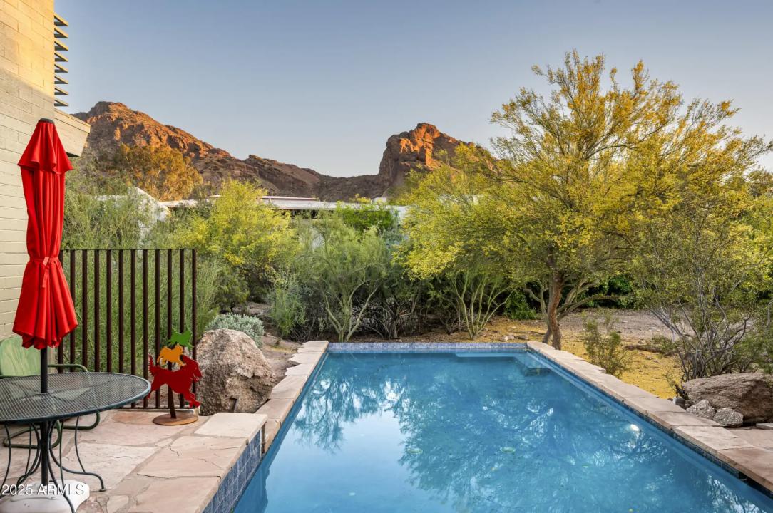 Real Estate Picture 4