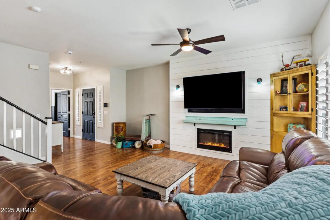 Real Estate Picture 12