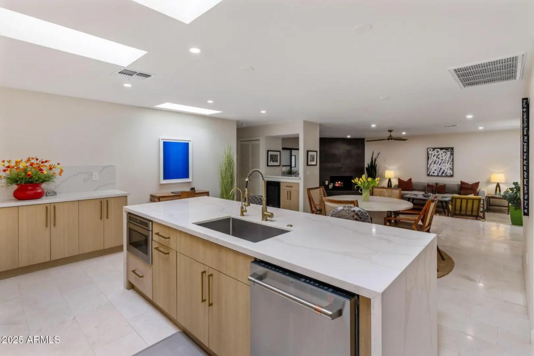 Real Estate Picture 4