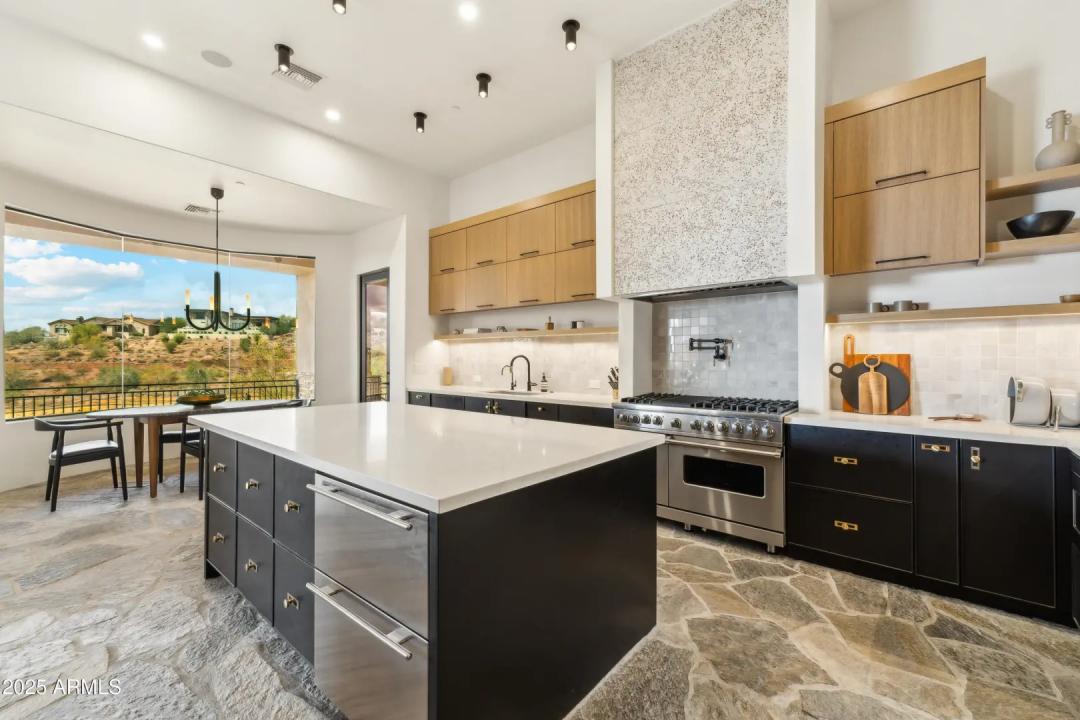 Real Estate Picture 11