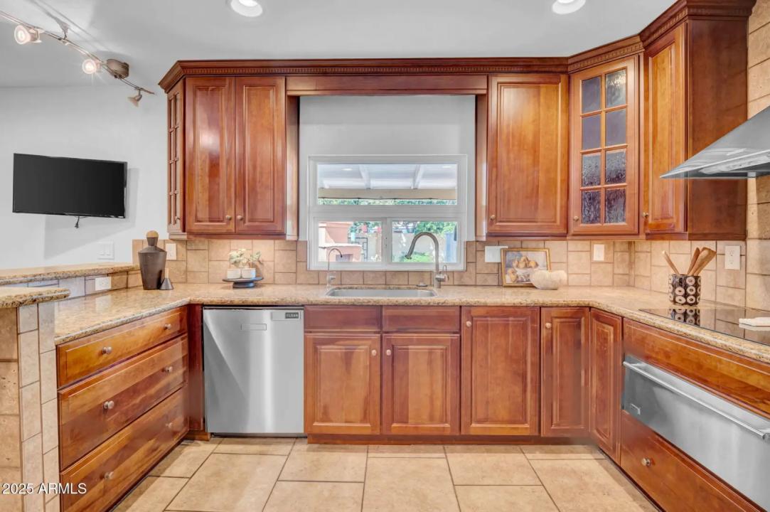 Real Estate Picture 10