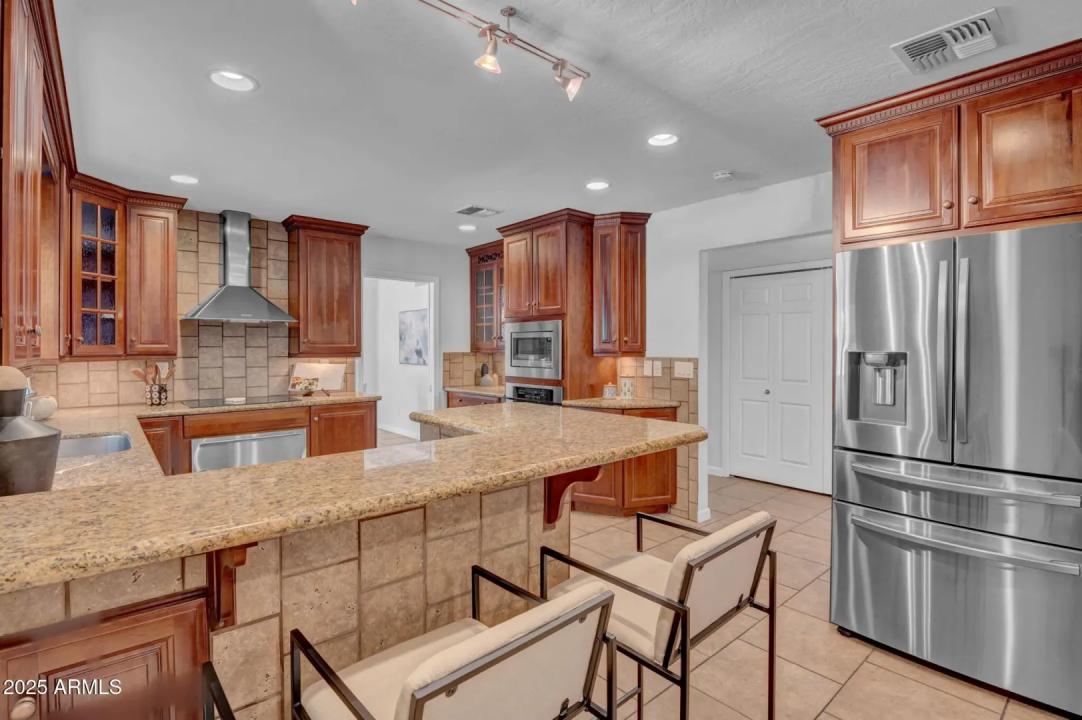 Real Estate Picture 11