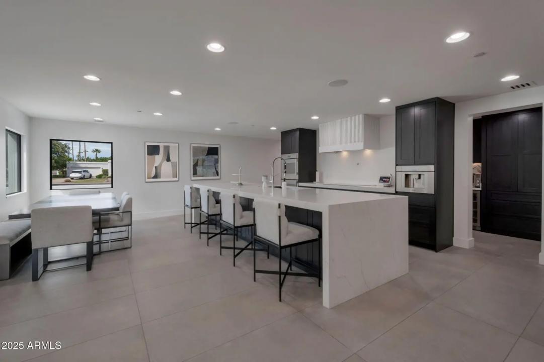 Real Estate Picture 8