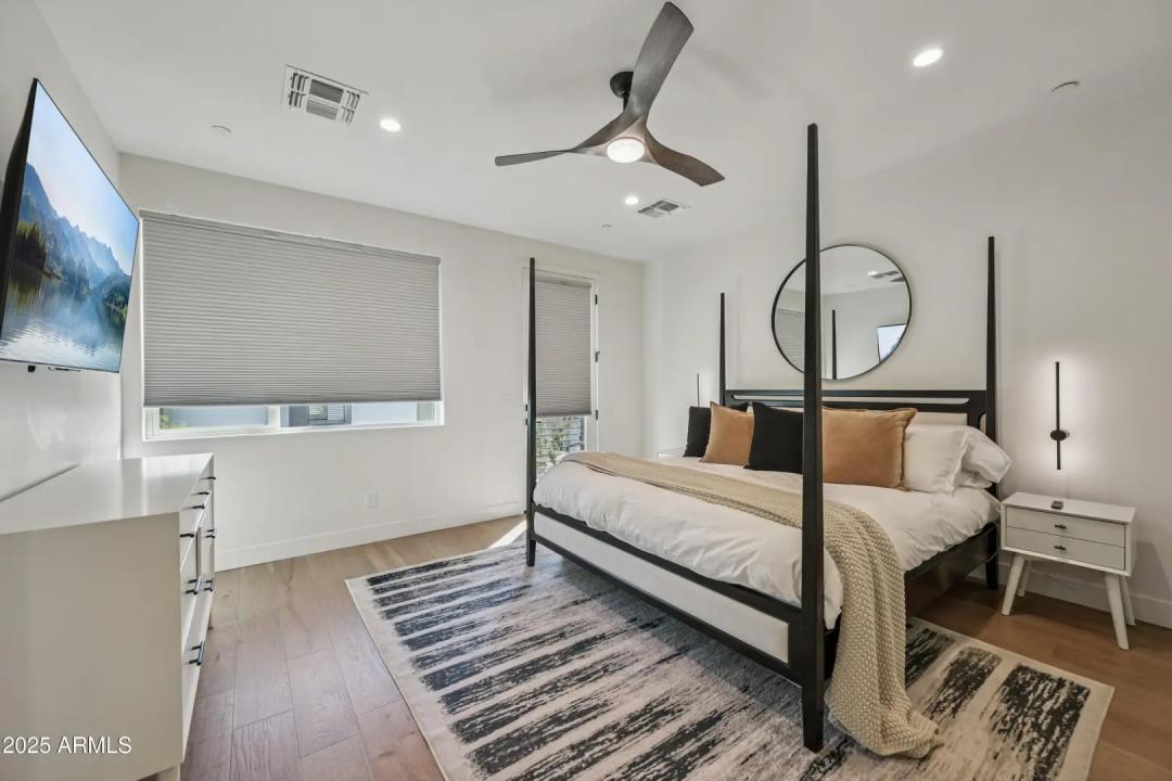 Real Estate Picture 4