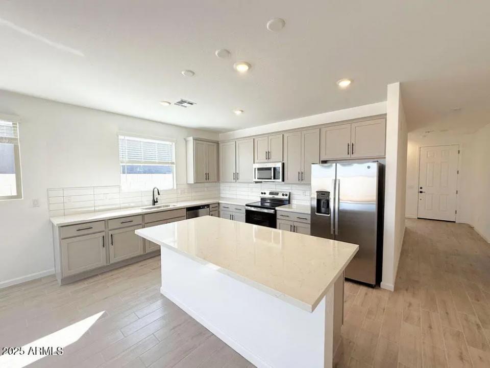 Real Estate Picture 14