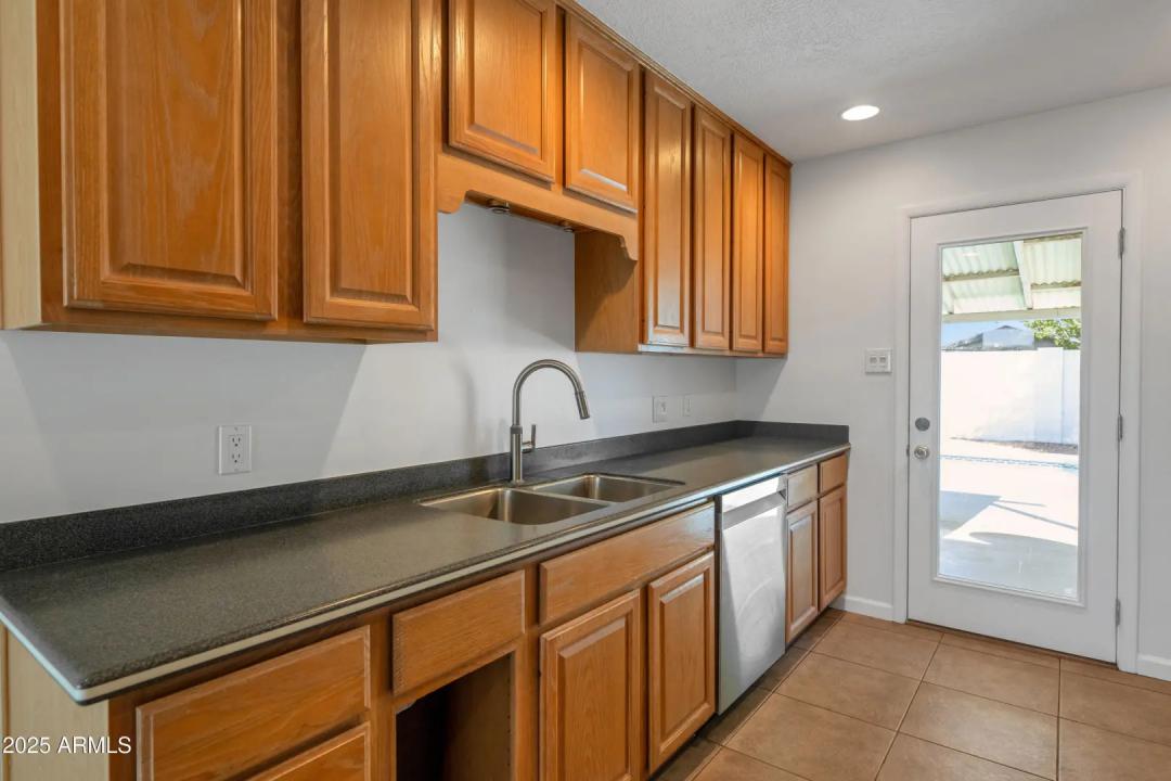 Real Estate Picture 4