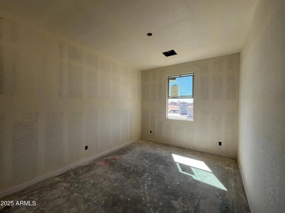 Real Estate Picture 4