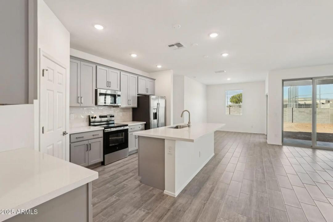 Real Estate Picture 14