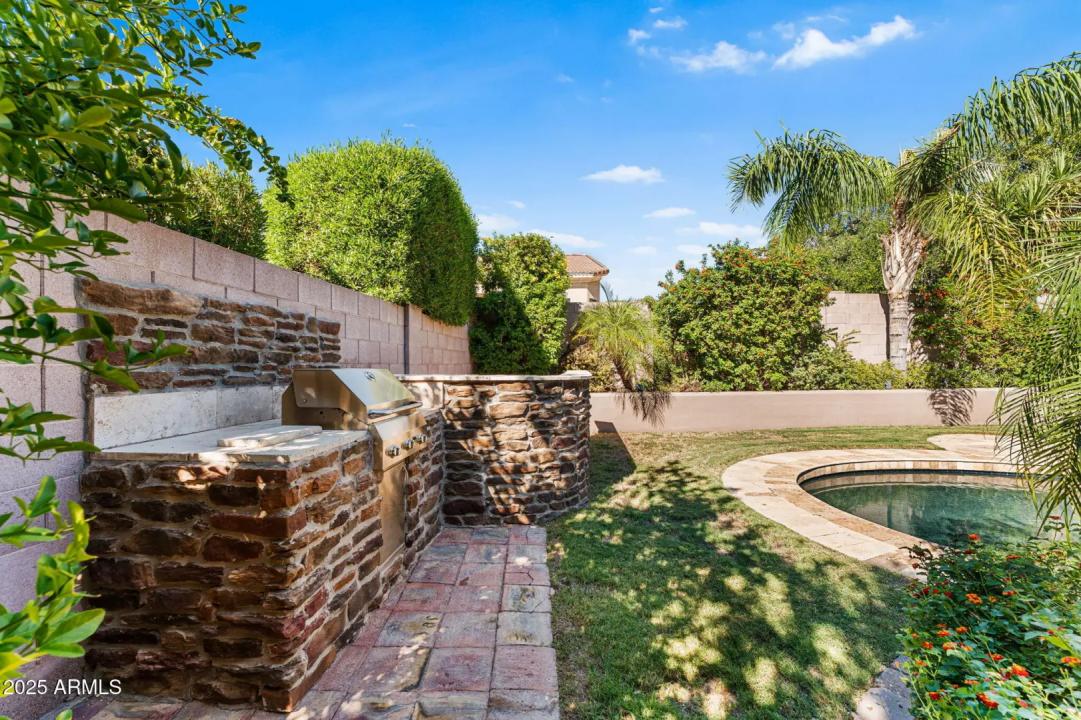 Real Estate Picture 5