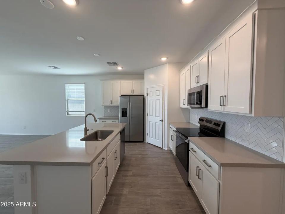 Real Estate Picture 12