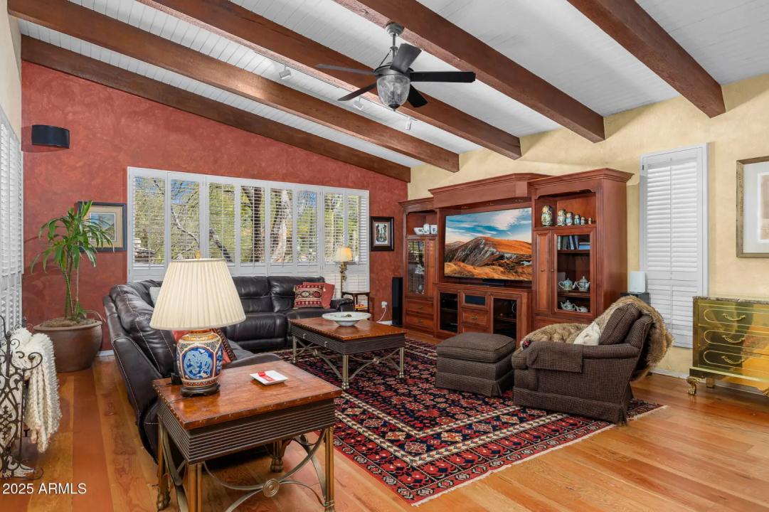 Real Estate Picture 4