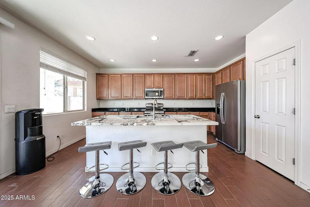 Real Estate Picture 4