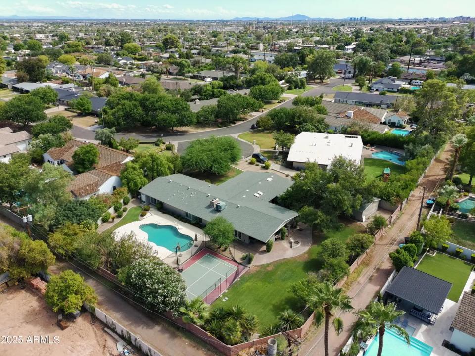 Real Estate Picture 4