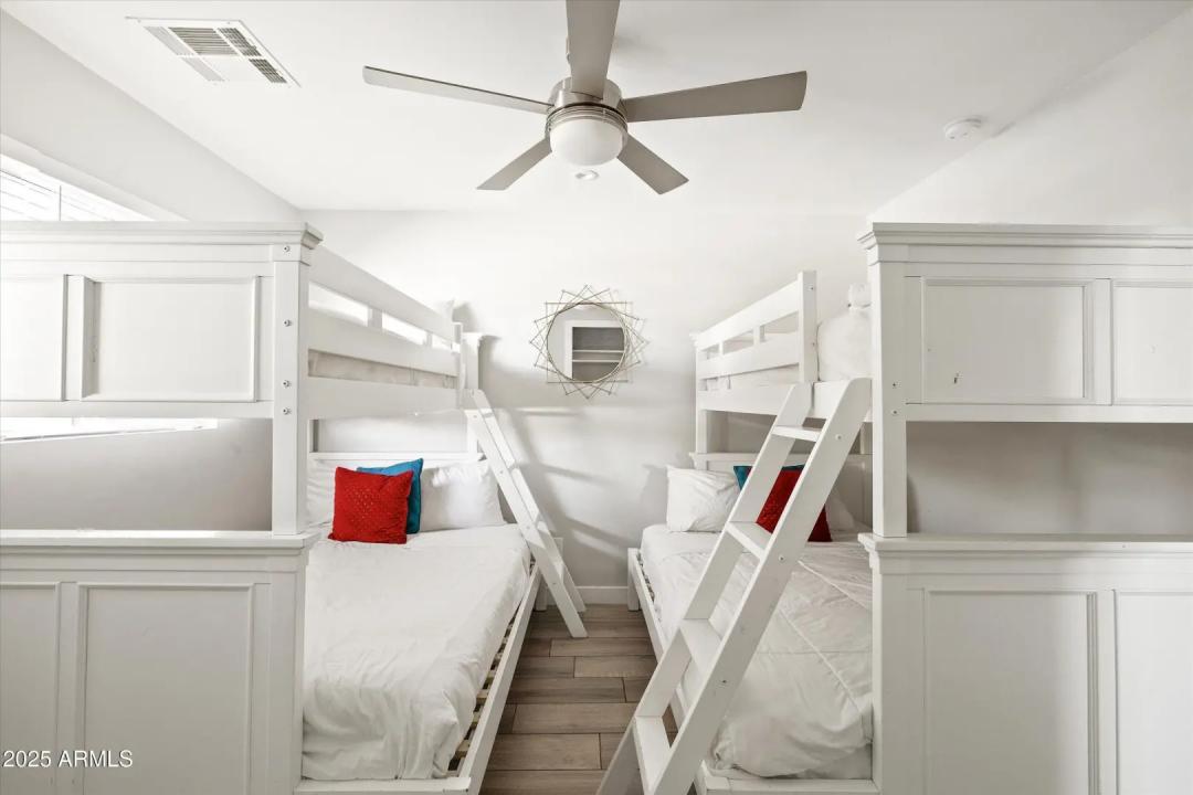 Real Estate Picture 18