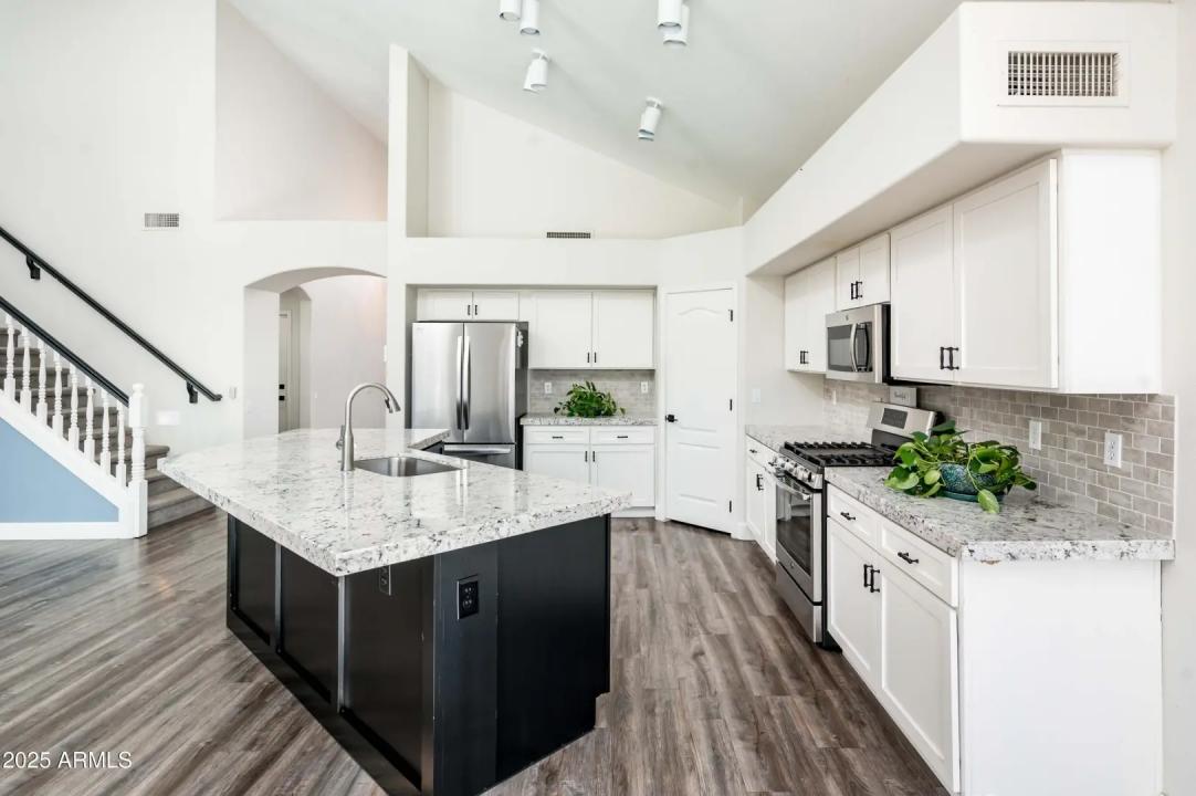 Real Estate Picture 24