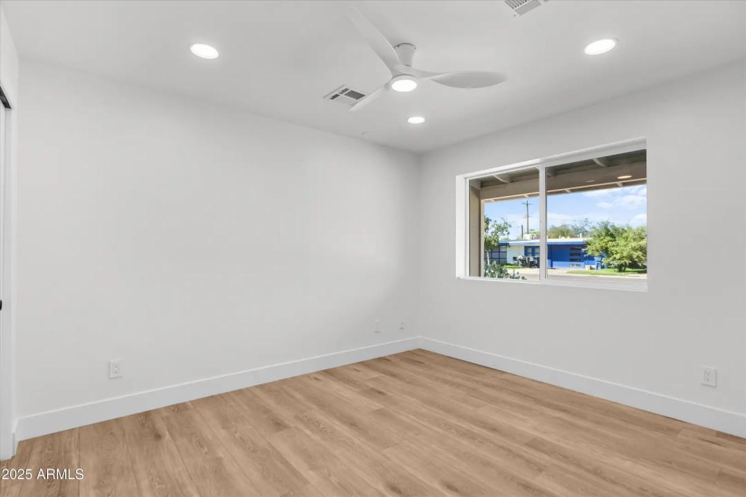 Real Estate Picture 14