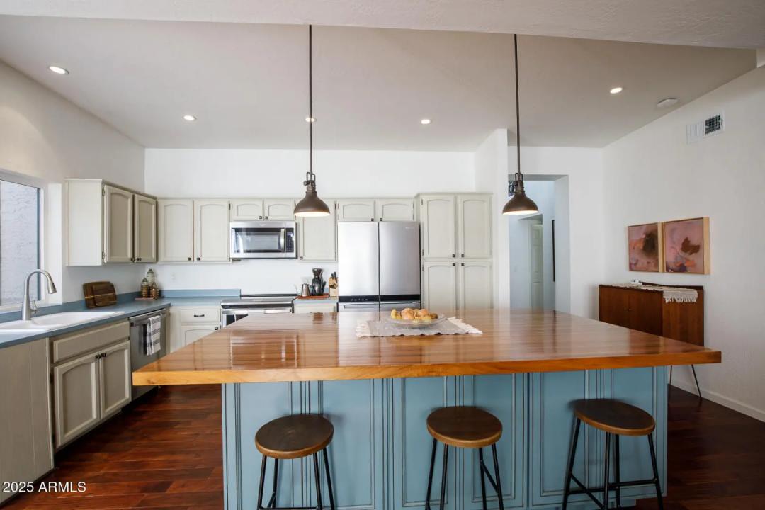 Real Estate Picture 12