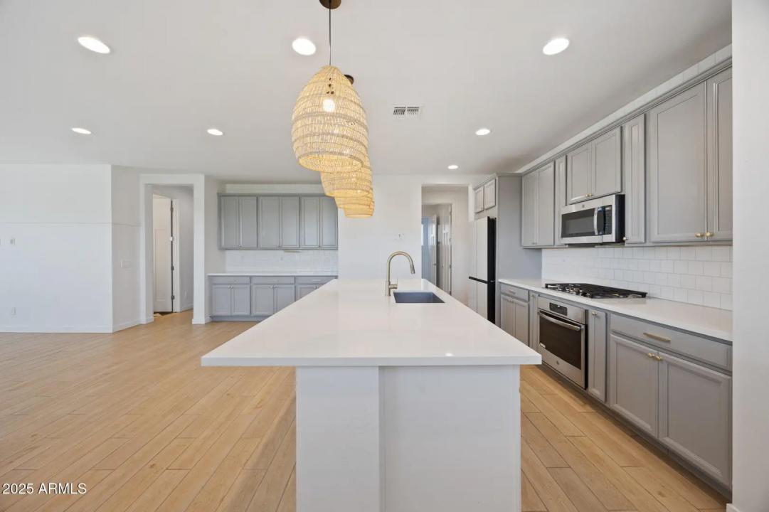 Real Estate Picture 14