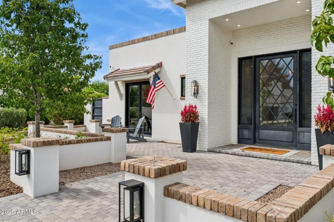 Real Estate Picture 4