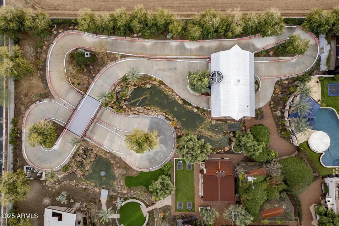 Real Estate Picture 3