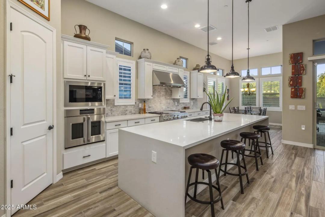 Real Estate Picture 3