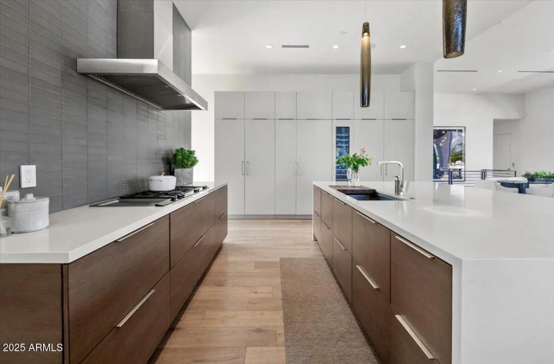 Real Estate Picture 14