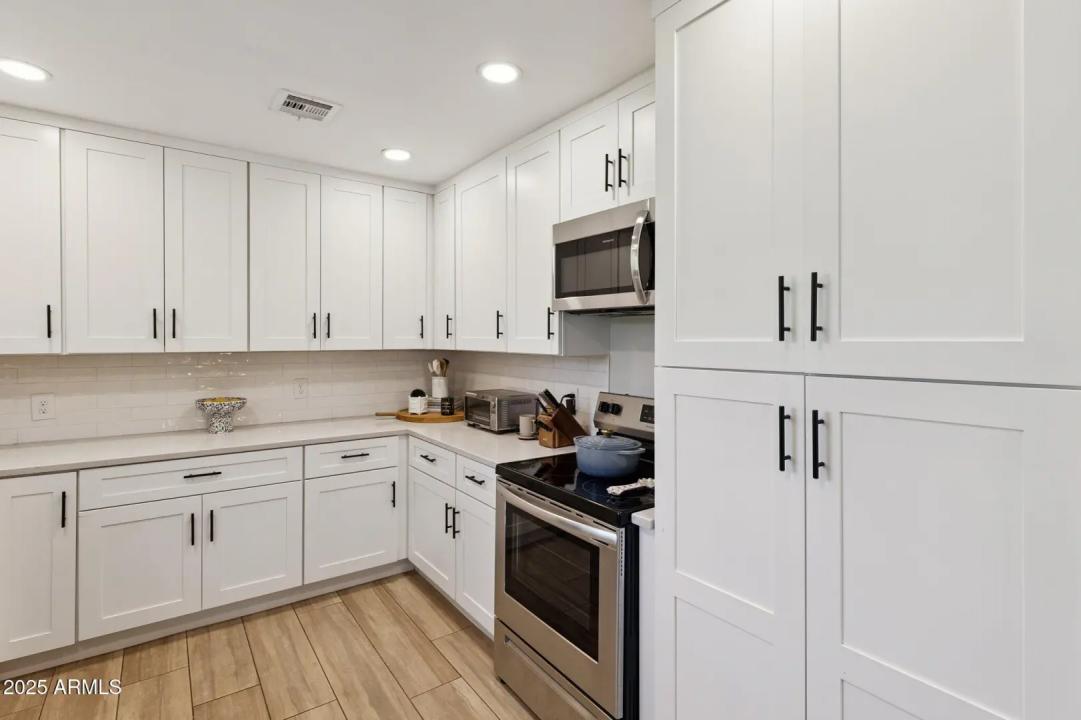 Real Estate Picture 9