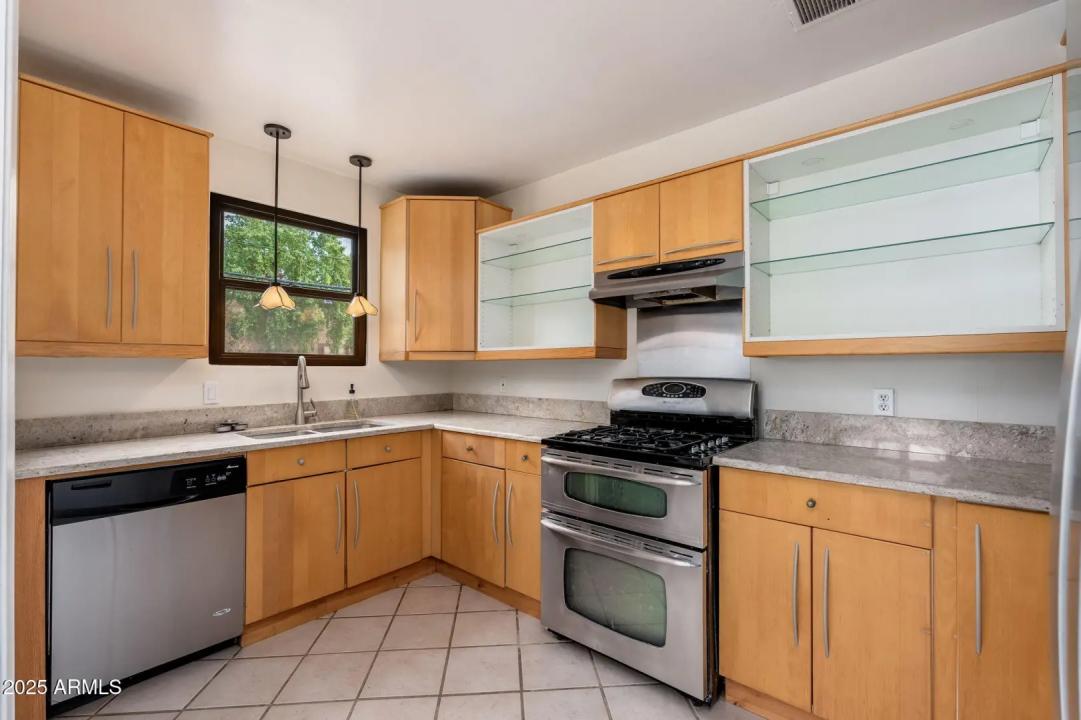 Real Estate Picture 5