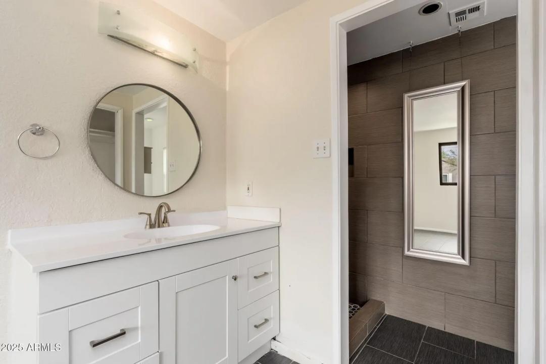 Real Estate Picture 8