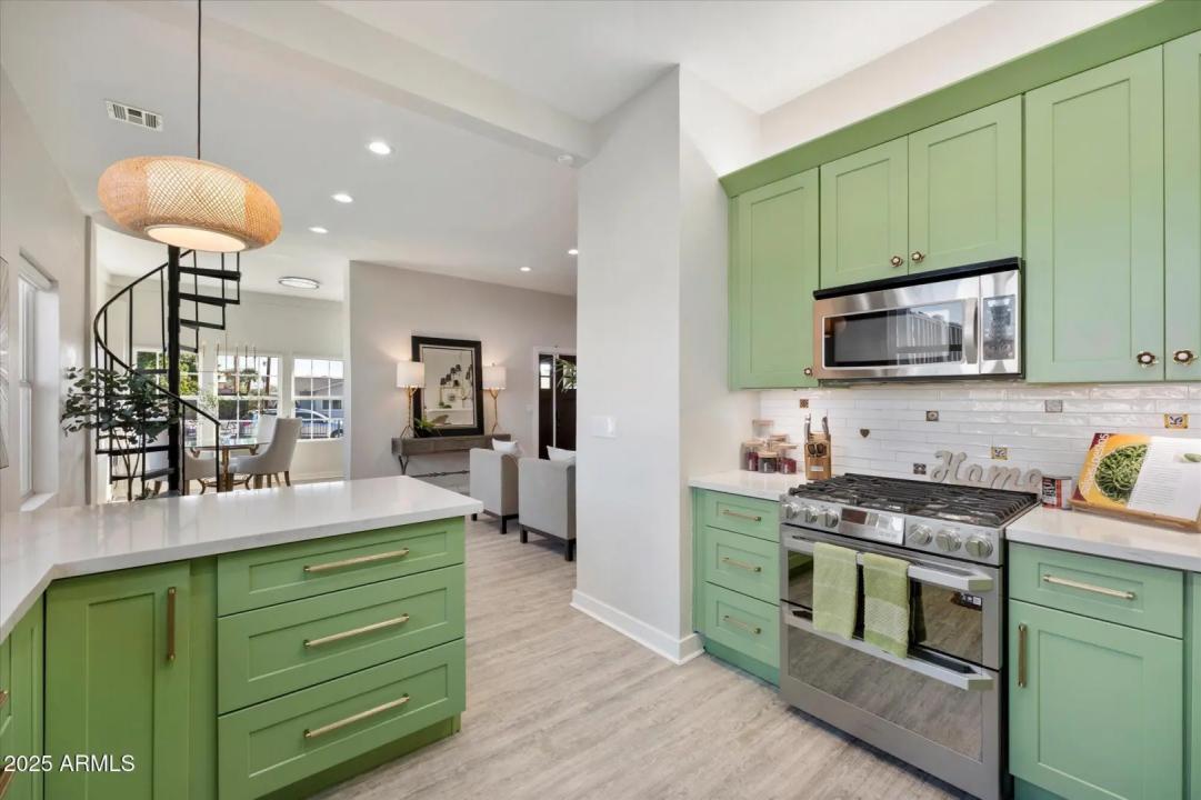 Real Estate Picture 12