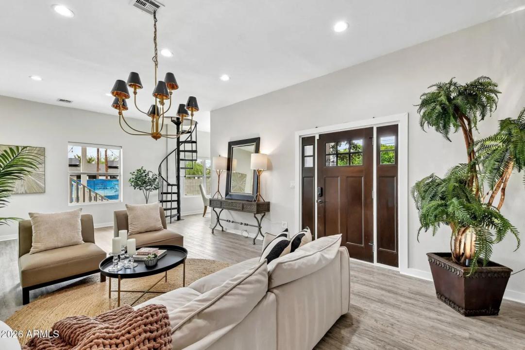 Real Estate Picture 8